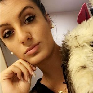 Meet your Posher, Andia